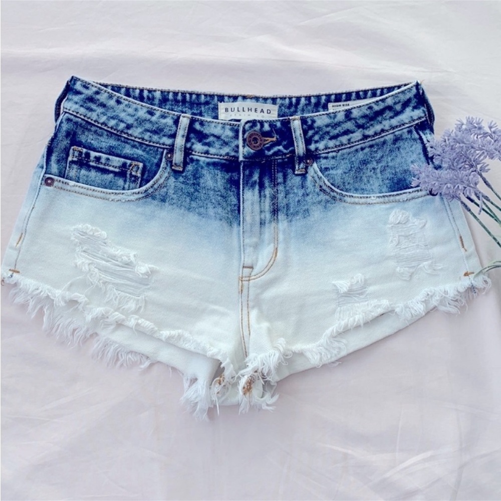 Bullhead denim co. High rise Jean short, size 5, ombré white/blue, booty short